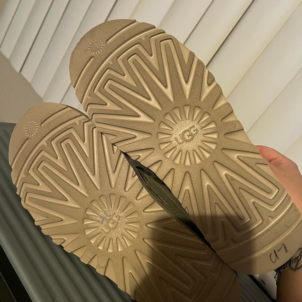 UGGS - Picture 2 of 3